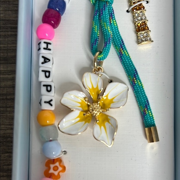 Piper K | Hawaiian 🌺 Motif Bag Charm! - Picture 3 of 6